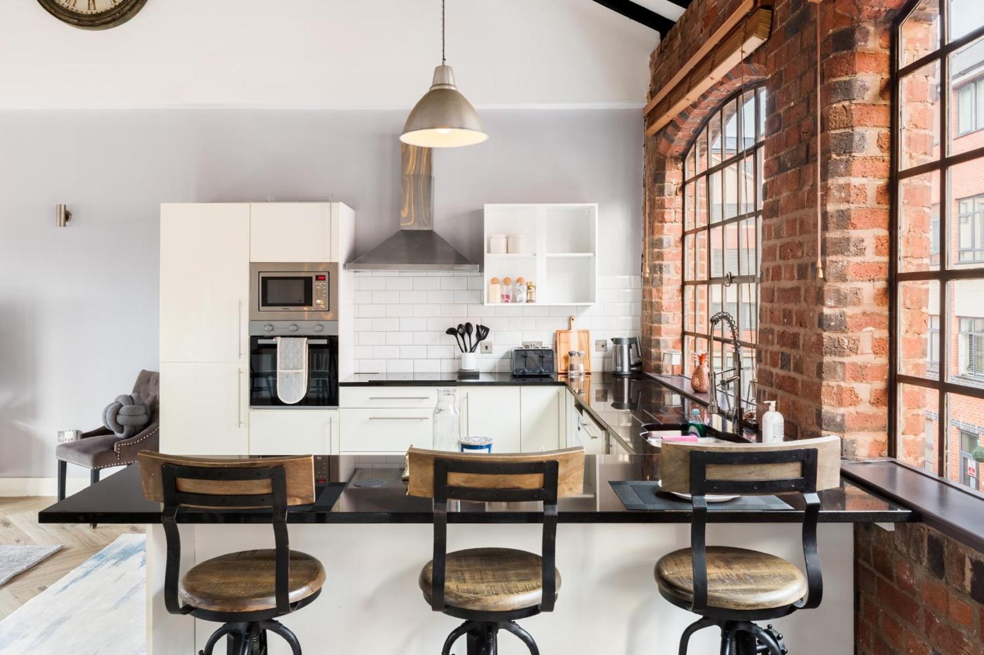 High End Luxury Townhouse In Jq, 4 Bedrooms, Flat Screen Tv In Rooms, Free Parking, Near Centre Deposit Required Holiday home *