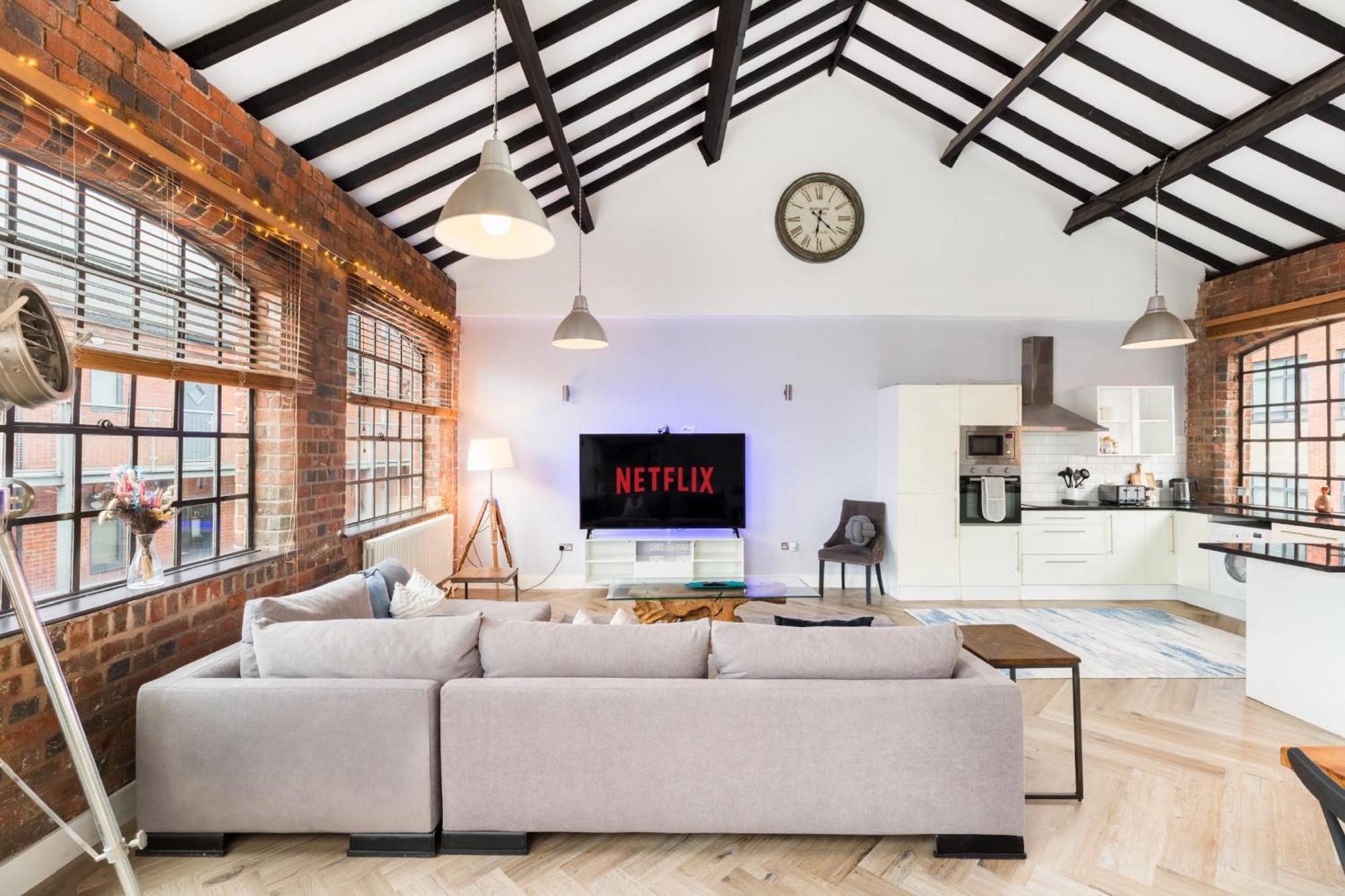 High End Luxury Townhouse In Jq, 4 Bedrooms, Flat Screen Tv In Rooms, Free Parking, Near Centre Deposit Required Holiday home