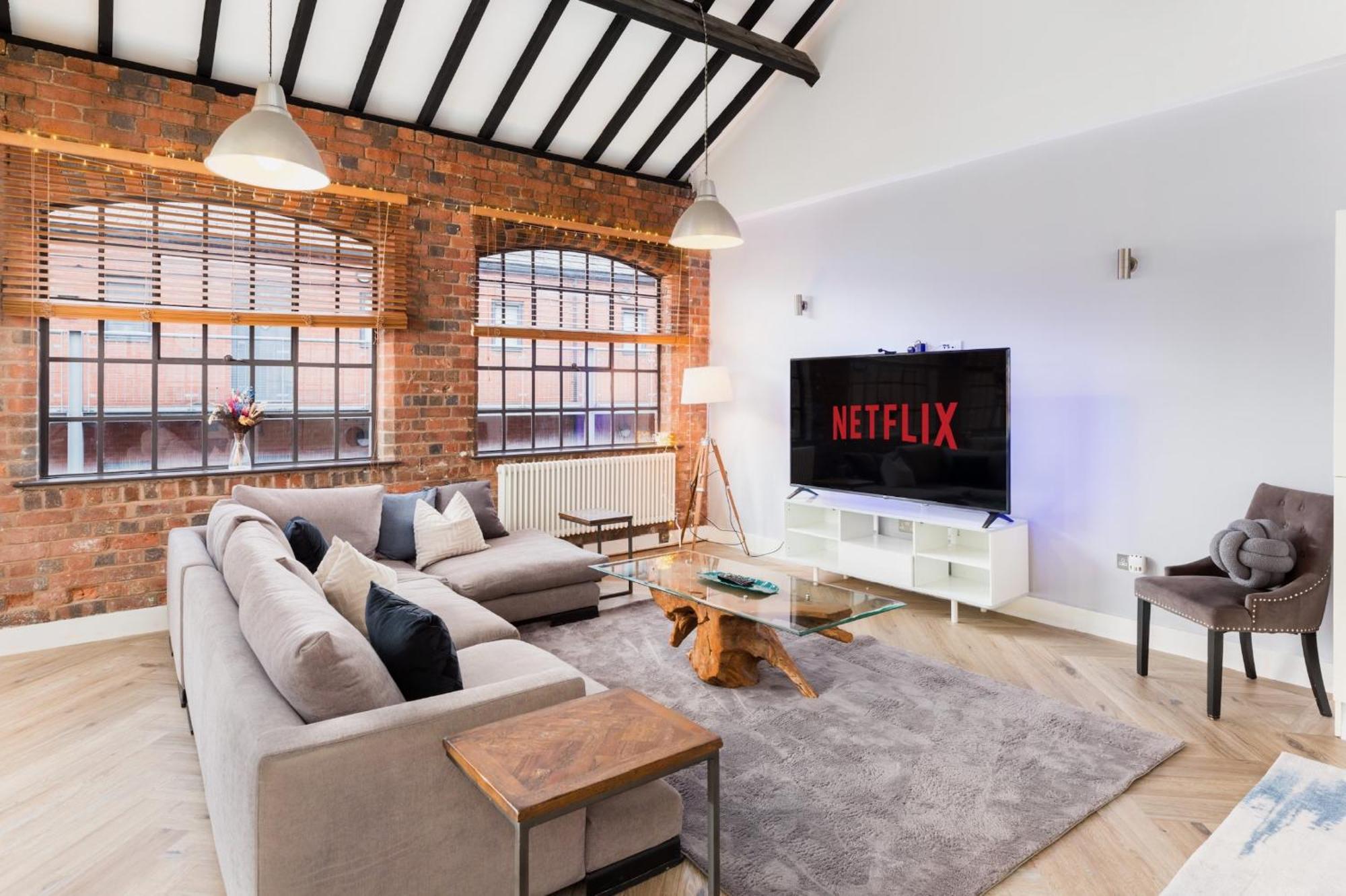 High End Luxury Townhouse In Jq, 4 Bedrooms, Flat Screen Tv In Rooms, Free Parking, Near Centre Deposit Required *