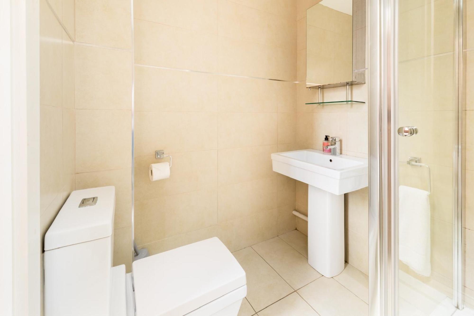 High End Luxury Townhouse In Jq, 4 Bedrooms, Flat Screen Tv In Rooms, Free Parking, Near Centre Deposit Required Holiday home