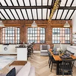 High End Luxury Townhouse In Jq, 4 Bedrooms, Flat Screen Tv In All Rooms, Free Parking, Near Birmingham City Centre Deposit Required