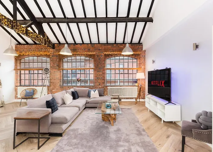 High End Luxury Townhouse In Jq, 4 Bedrooms, Flat Screen Tv In All Rooms, Free Parking, Near Birmingham City Centre Deposit Required