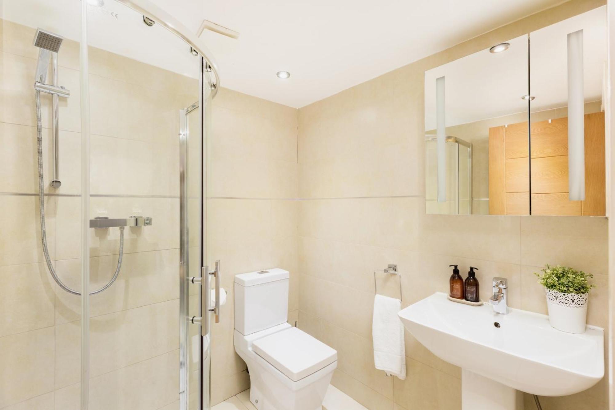 Holiday home High End Luxury Townhouse In Jq, 4 Bedrooms, Flat Screen Tv In Rooms, Free Parking, Near Centre Deposit Required