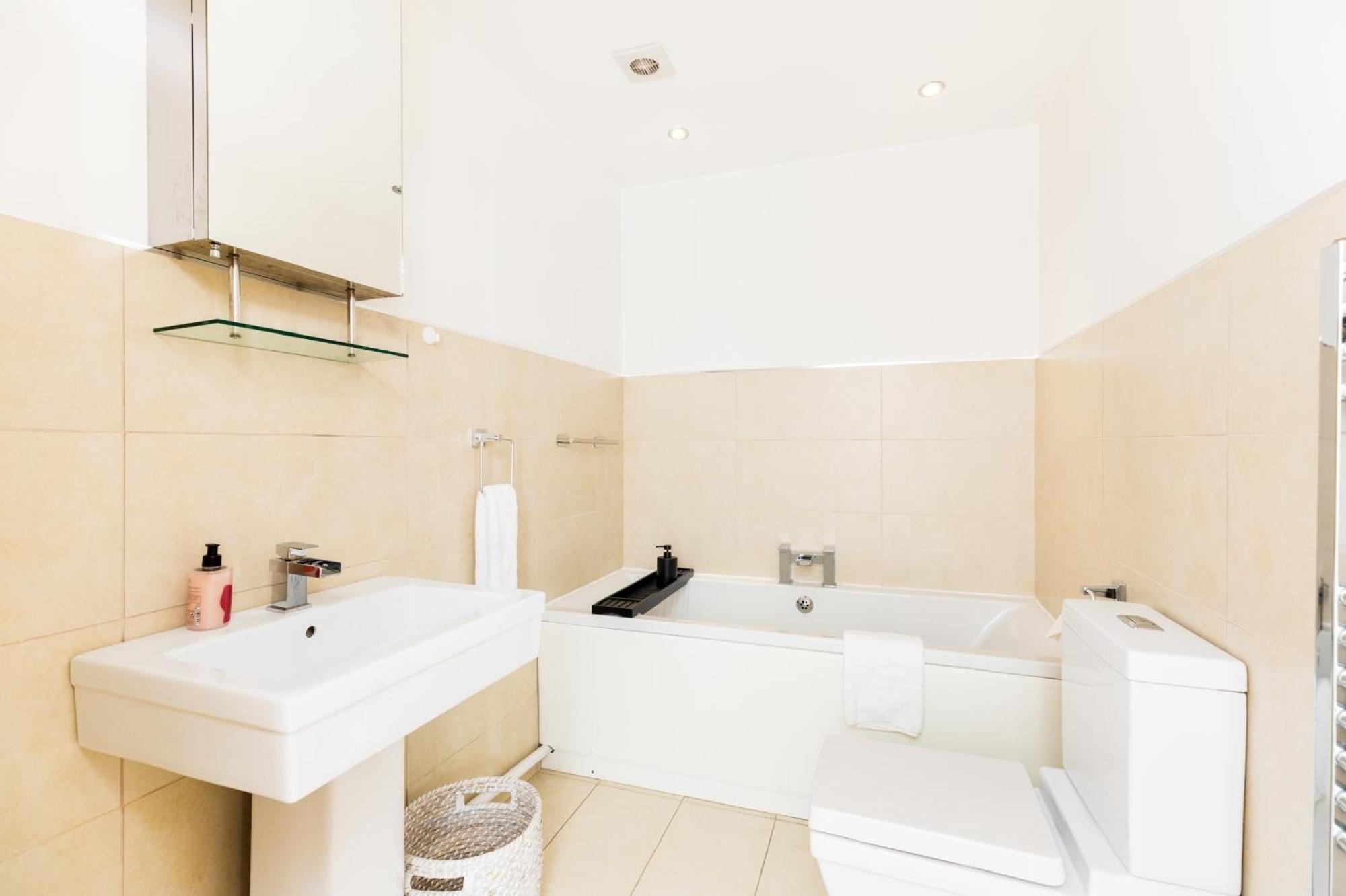 High End Luxury Townhouse In Jq, 4 Bedrooms, Flat Screen Tv In Rooms, Free Parking, Near Centre Deposit Required Holiday home Birmingham