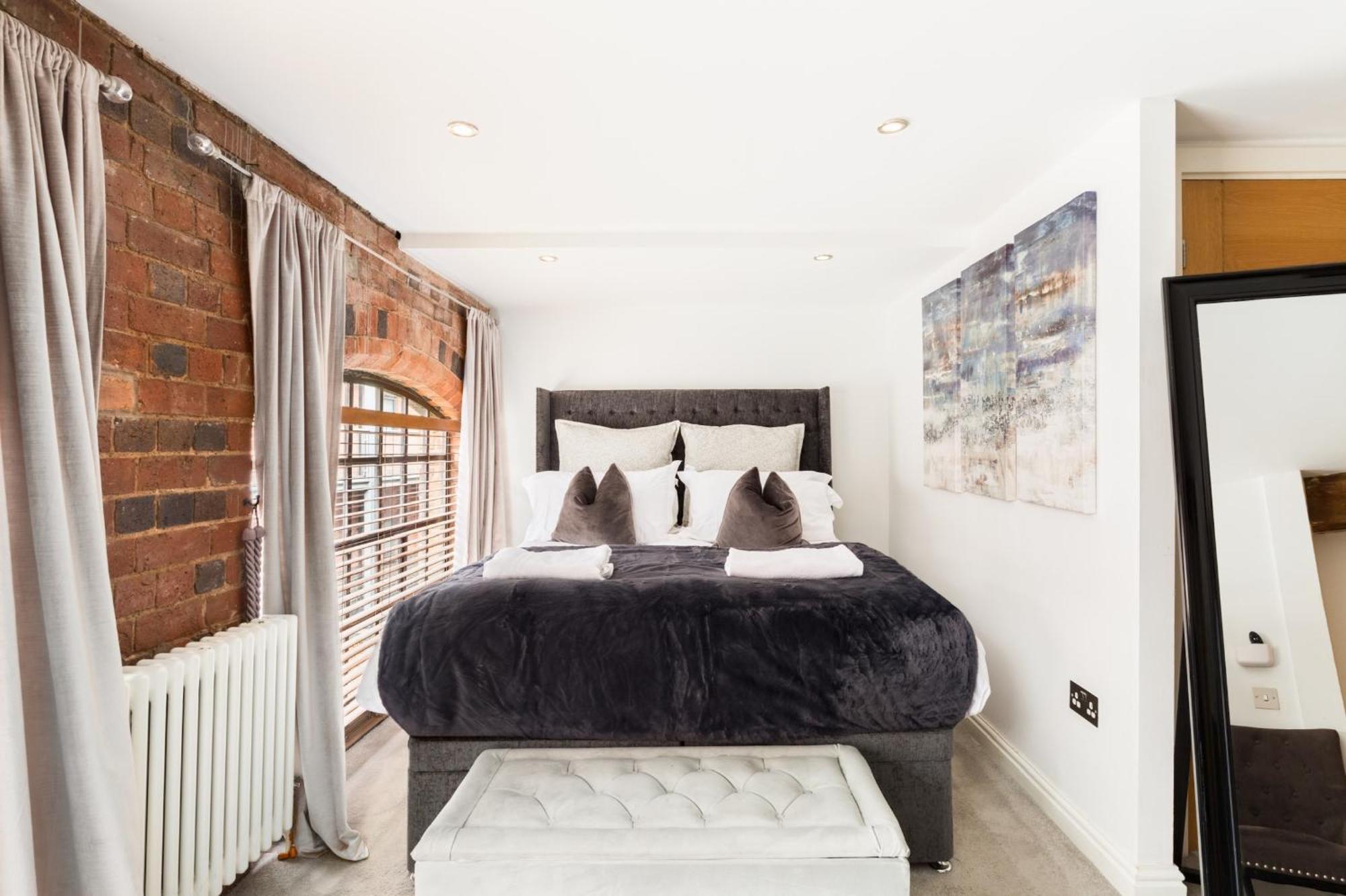 High End Luxury Townhouse In Jq, 4 Bedrooms, Flat Screen Tv In Rooms, Free Parking, Near Centre Deposit Required