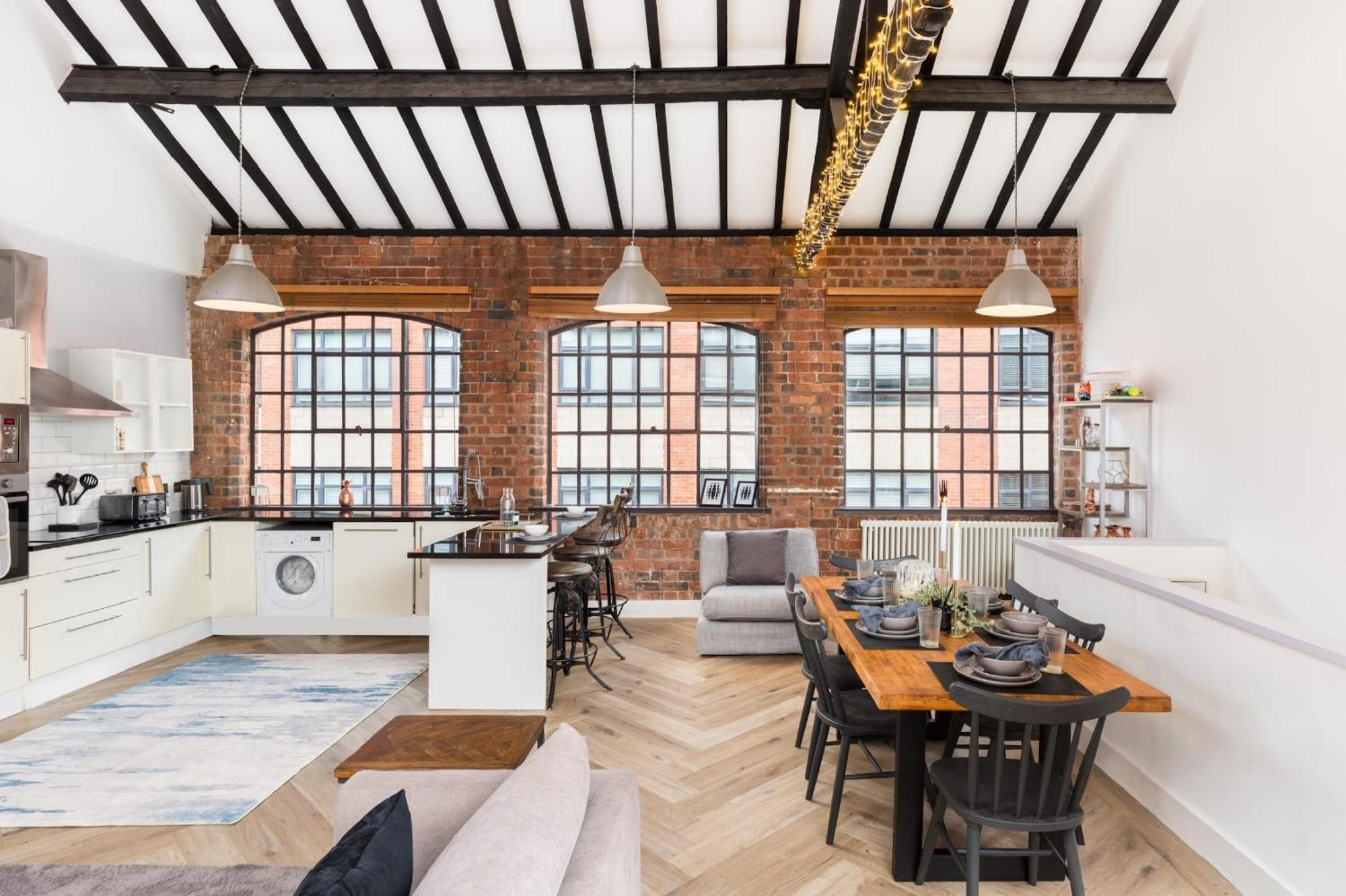 High End Luxury Townhouse In Jq, 4 Bedrooms, Flat Screen Tv In Rooms, Free Parking, Near Centre Deposit Required