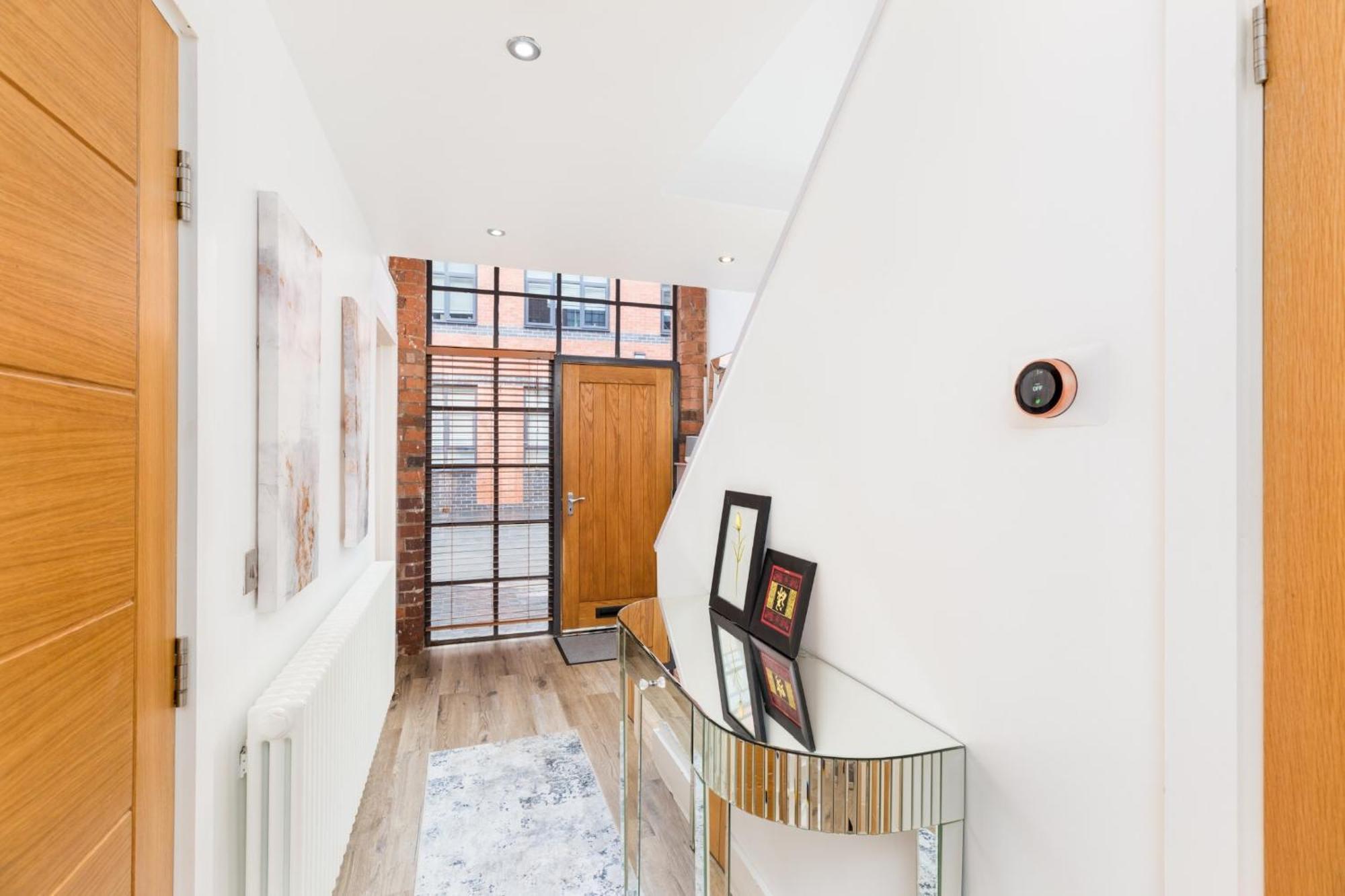 High End Luxury Townhouse In Jq, 4 Bedrooms, Flat Screen Tv In Rooms, Free Parking, Near Centre Deposit Required Holiday home *