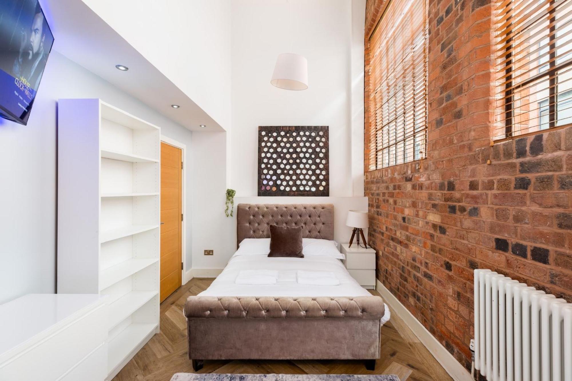 High End Luxury Townhouse In Jq, 4 Bedrooms, Flat Screen Tv In Rooms, Free Parking, Near Centre Deposit Required Holiday home Birmingham