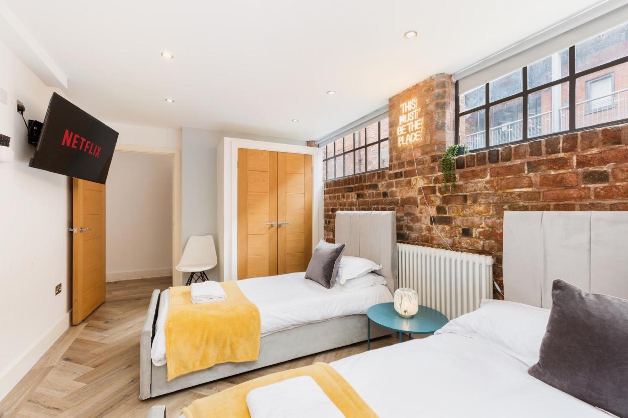 High End Luxury Townhouse In Jq, 4 Bedrooms, Flat Screen Tv In Rooms, Free Parking, Near Centre Deposit Required Holiday home