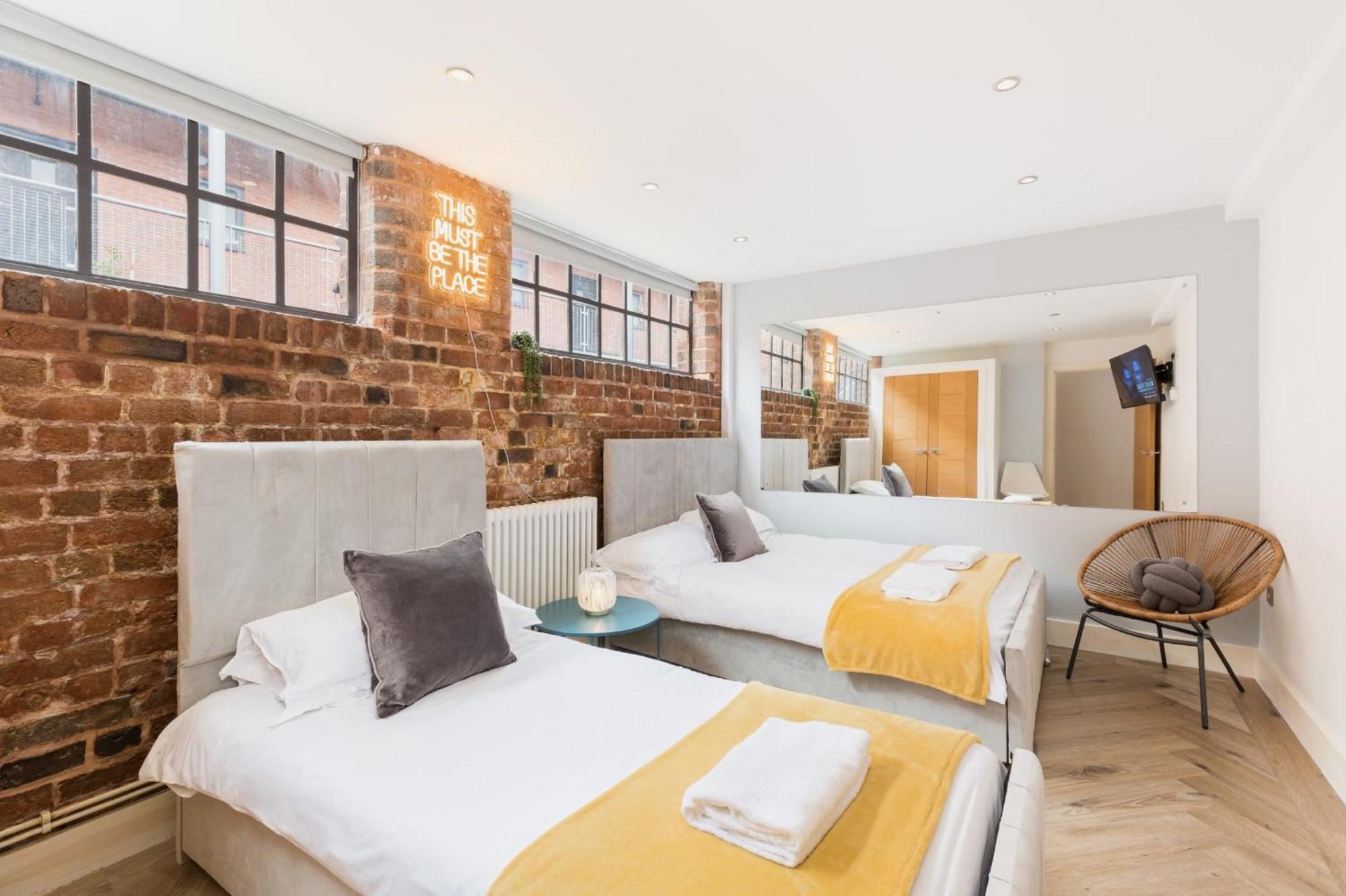 High End Luxury Townhouse In Jq, 4 Bedrooms, Flat Screen Tv In Rooms, Free Parking, Near Centre Deposit Required Holiday home *