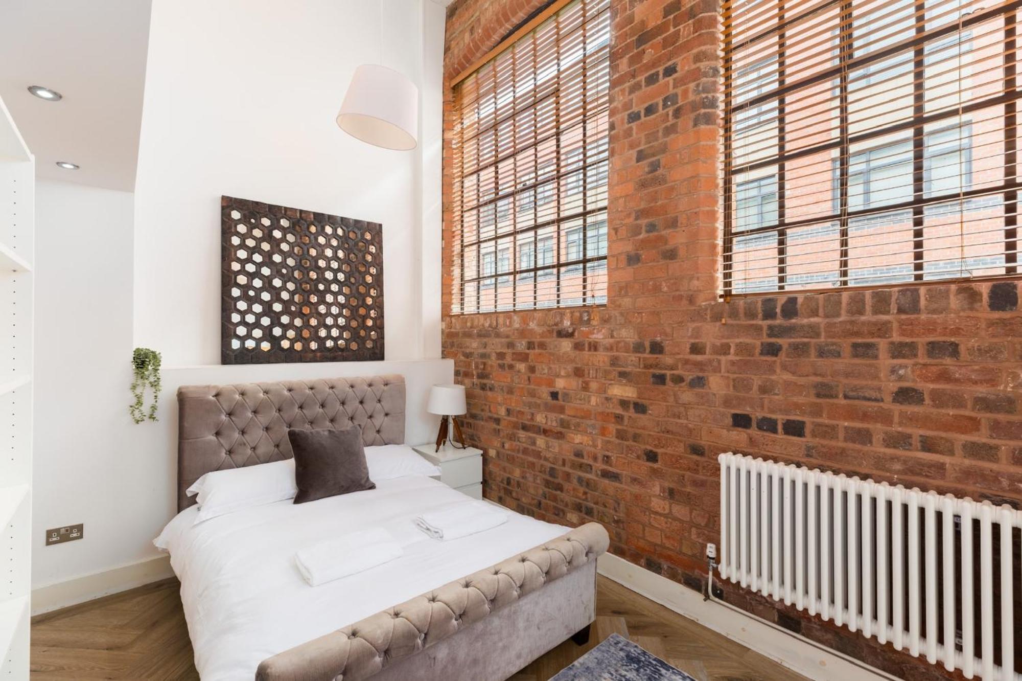 High End Luxury Townhouse In Jq, 4 Bedrooms, Flat Screen Tv In Rooms, Free Parking, Near Centre Deposit Required Holiday home *