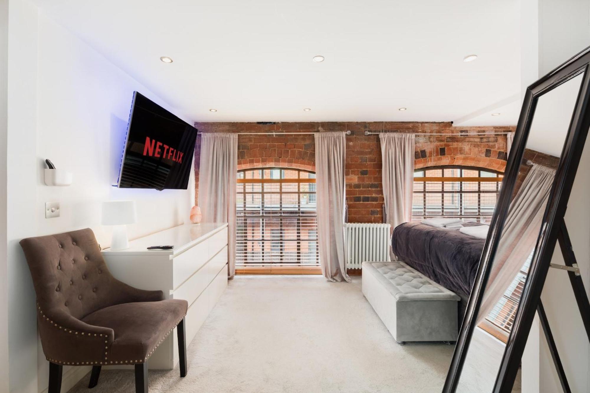 High End Luxury Townhouse In Jq, 4 Bedrooms, Flat Screen Tv In Rooms, Free Parking, Near Centre Deposit Required