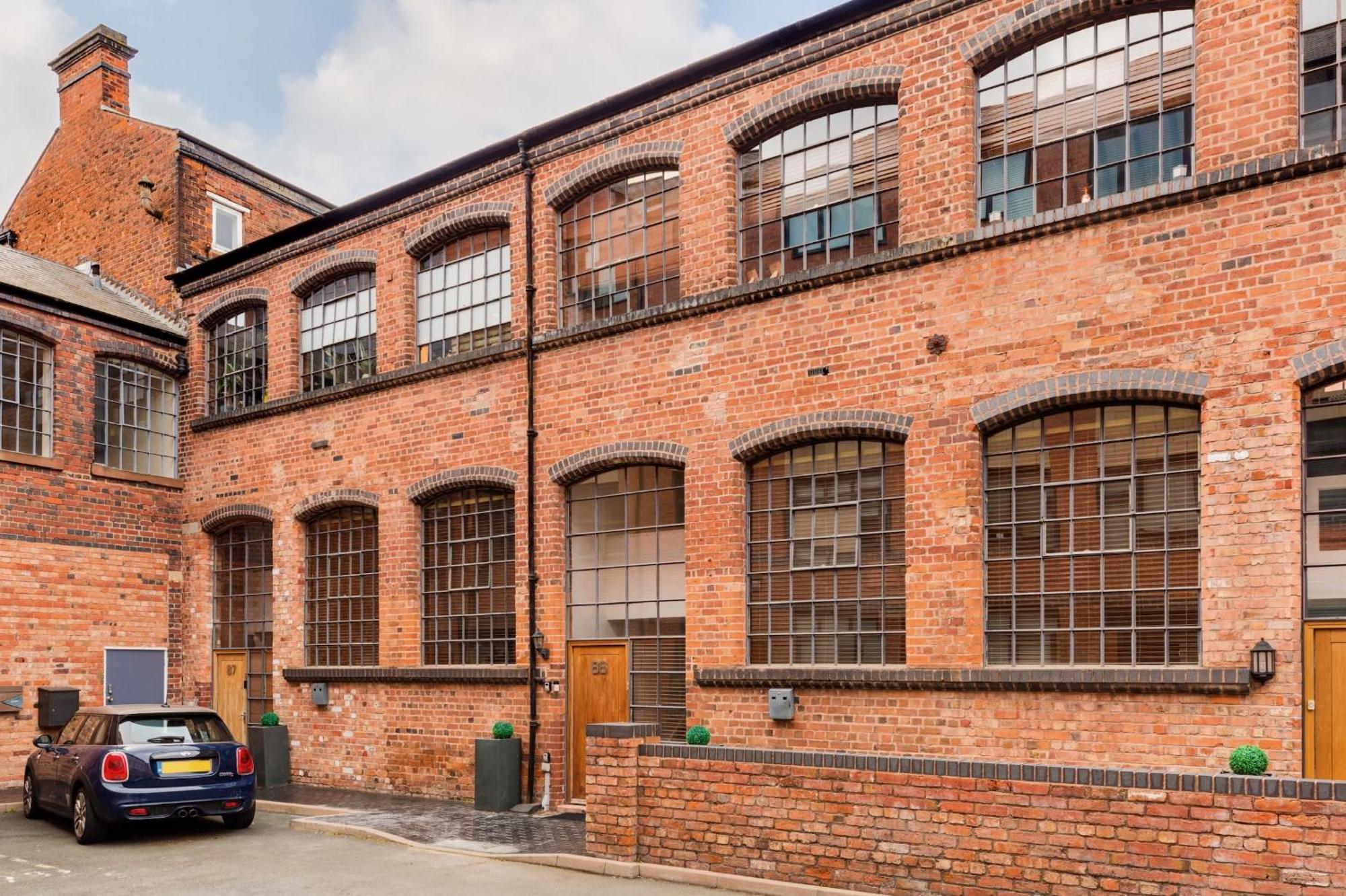 Holiday home High End Luxury Townhouse In Jq, 4 Bedrooms, Flat Screen Tv In Rooms, Free Parking, Near Centre Deposit Required *