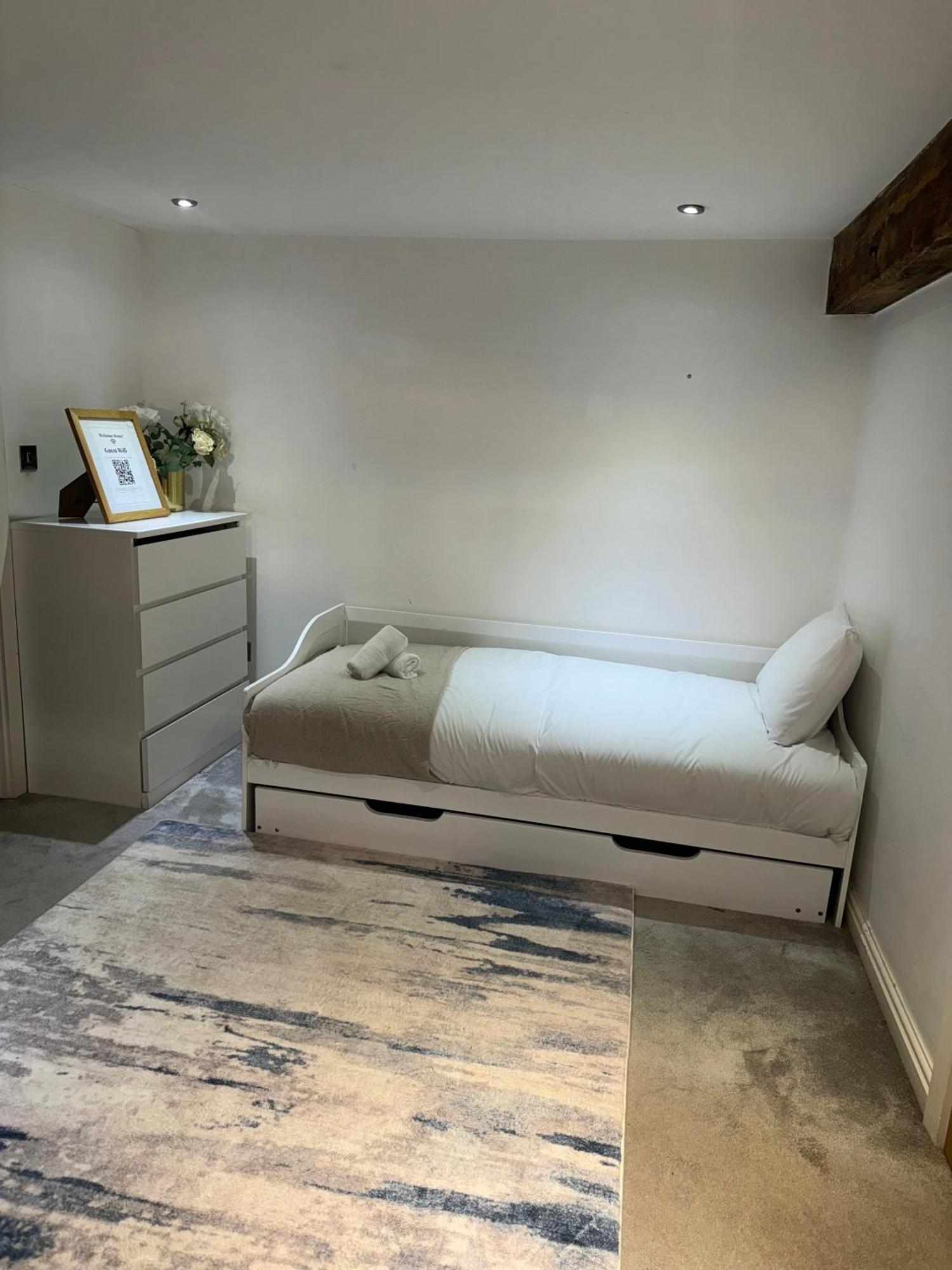 High End Luxury Townhouse In Jq, 4 Bedrooms, Flat Screen Tv In Rooms, Free Parking, Near Centre Deposit Required Holiday home *
